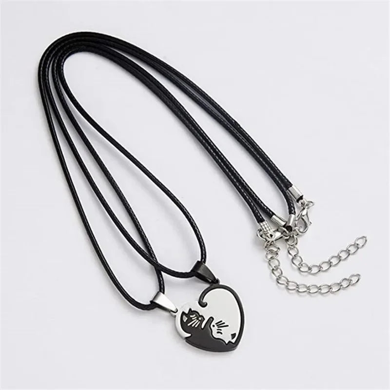 Collier de Couple en forme de cœur, pendentif chat de dessin animé mignon, couleur Simple, collier Animal noir, bijoux cadeau pour filles et garçons, vente en gros MAEJORKEN