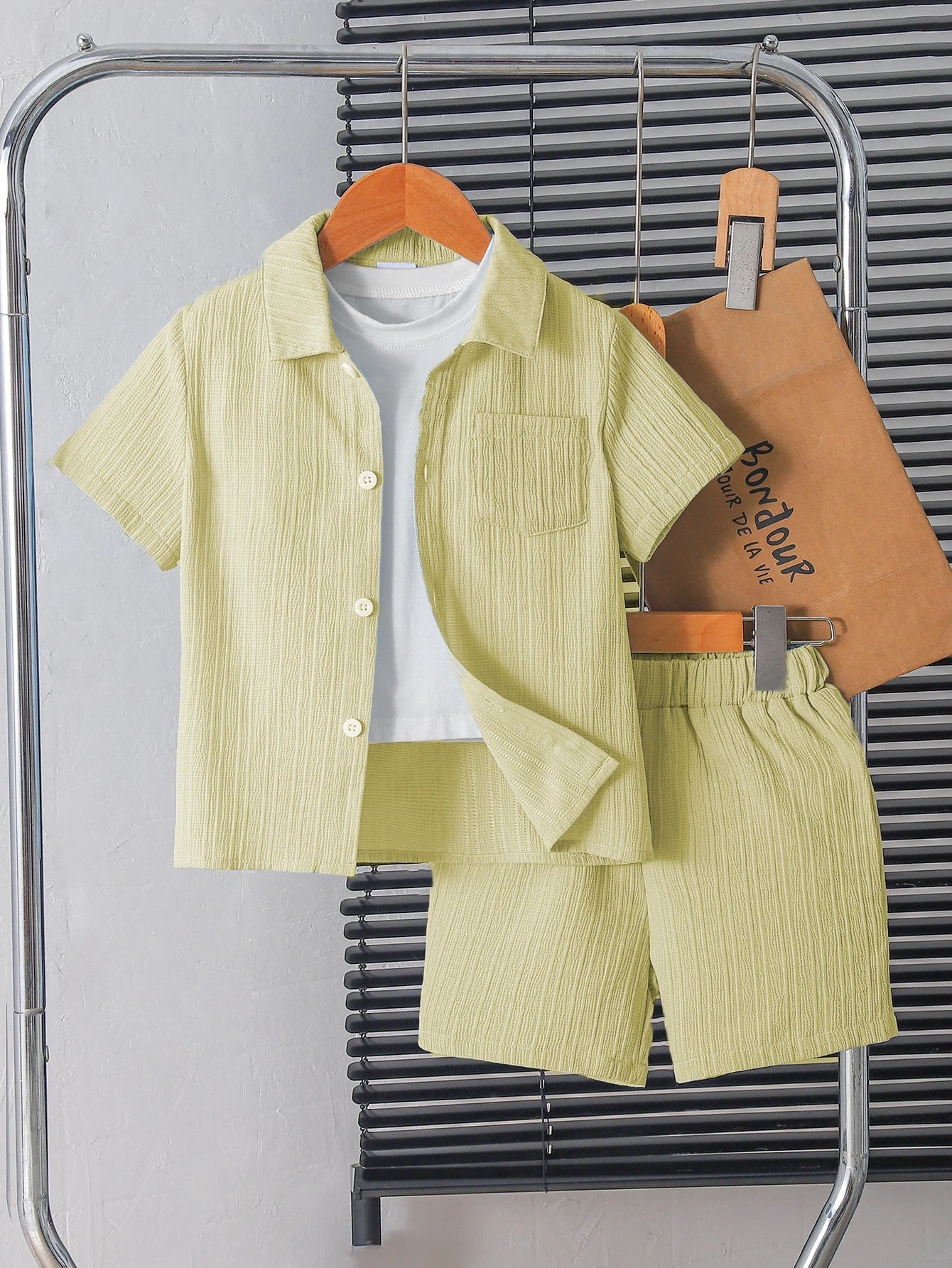 Ensemble d'été deux pièces jaune clair pour garçon, avec chemise et short à texture plissée pour enfants MAEJORKEN