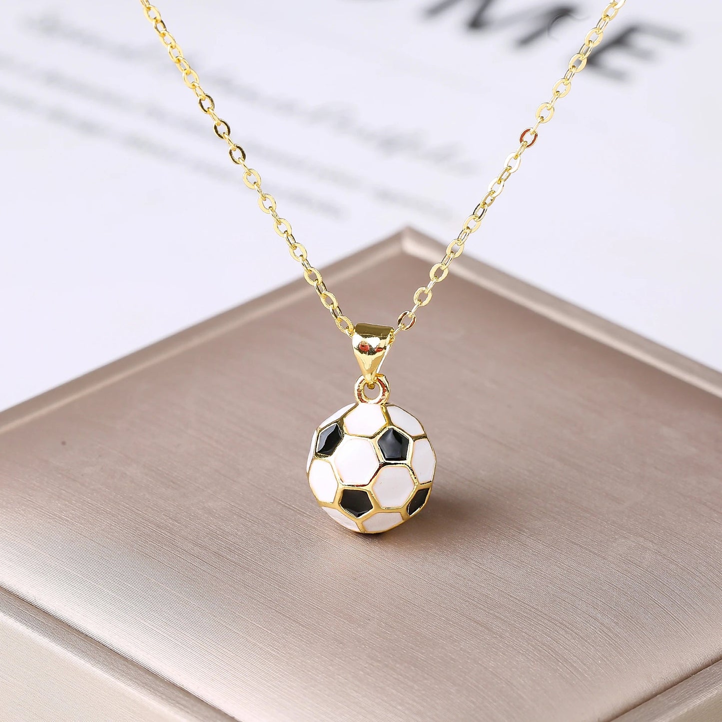 Collier de football 3D en métal émaillé, pendentif de football pour hommes et femmes, accessoires de bijoux de style sportif pour les fêtes MAEJORKEN