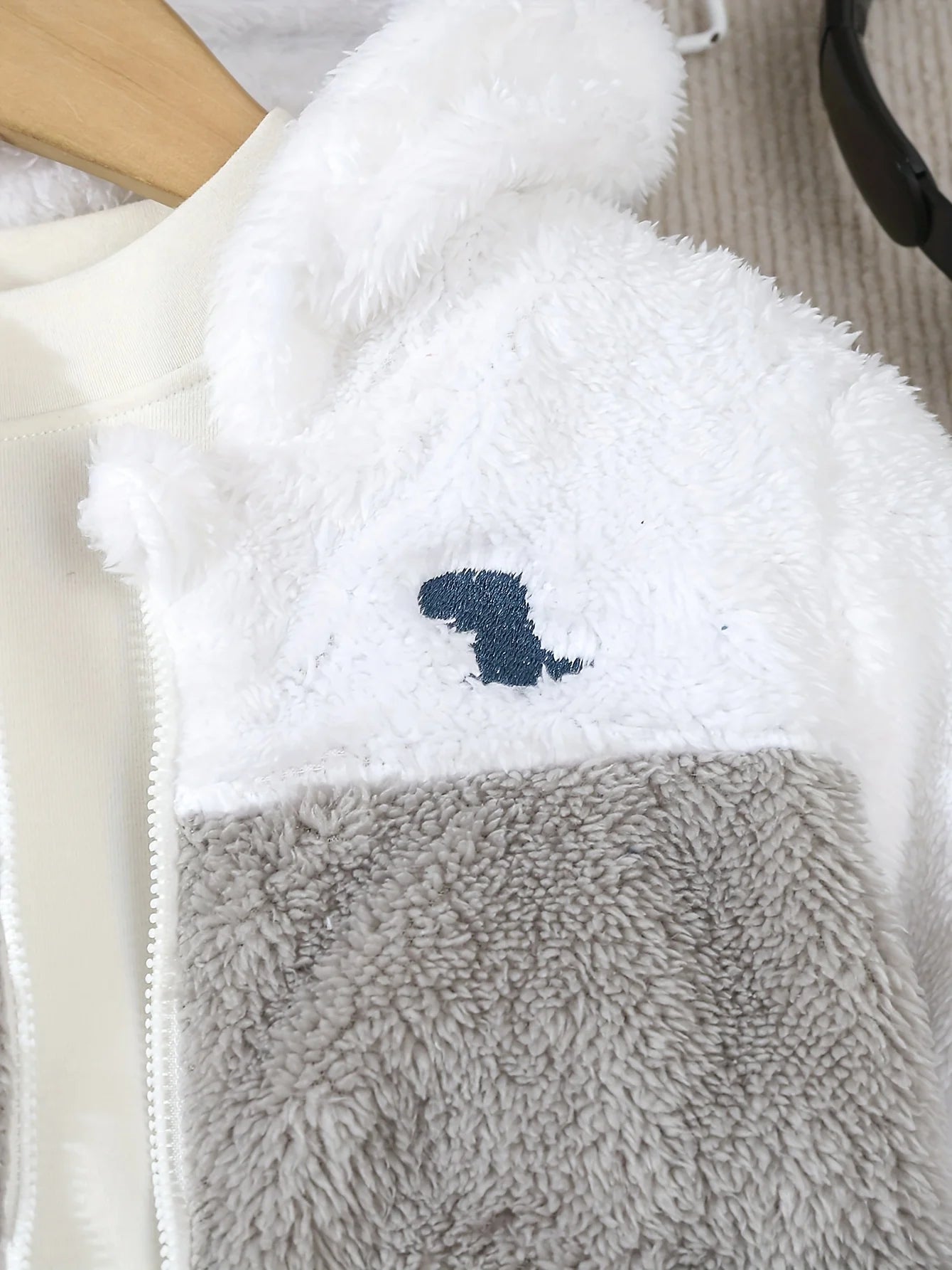 Un manteau en peluche mignon pour un bébé garçon pour garder au chaud en hiver, une jolie veste à capuche brodée de petit dinosaure bloquant les couleurs MAEJORKEN