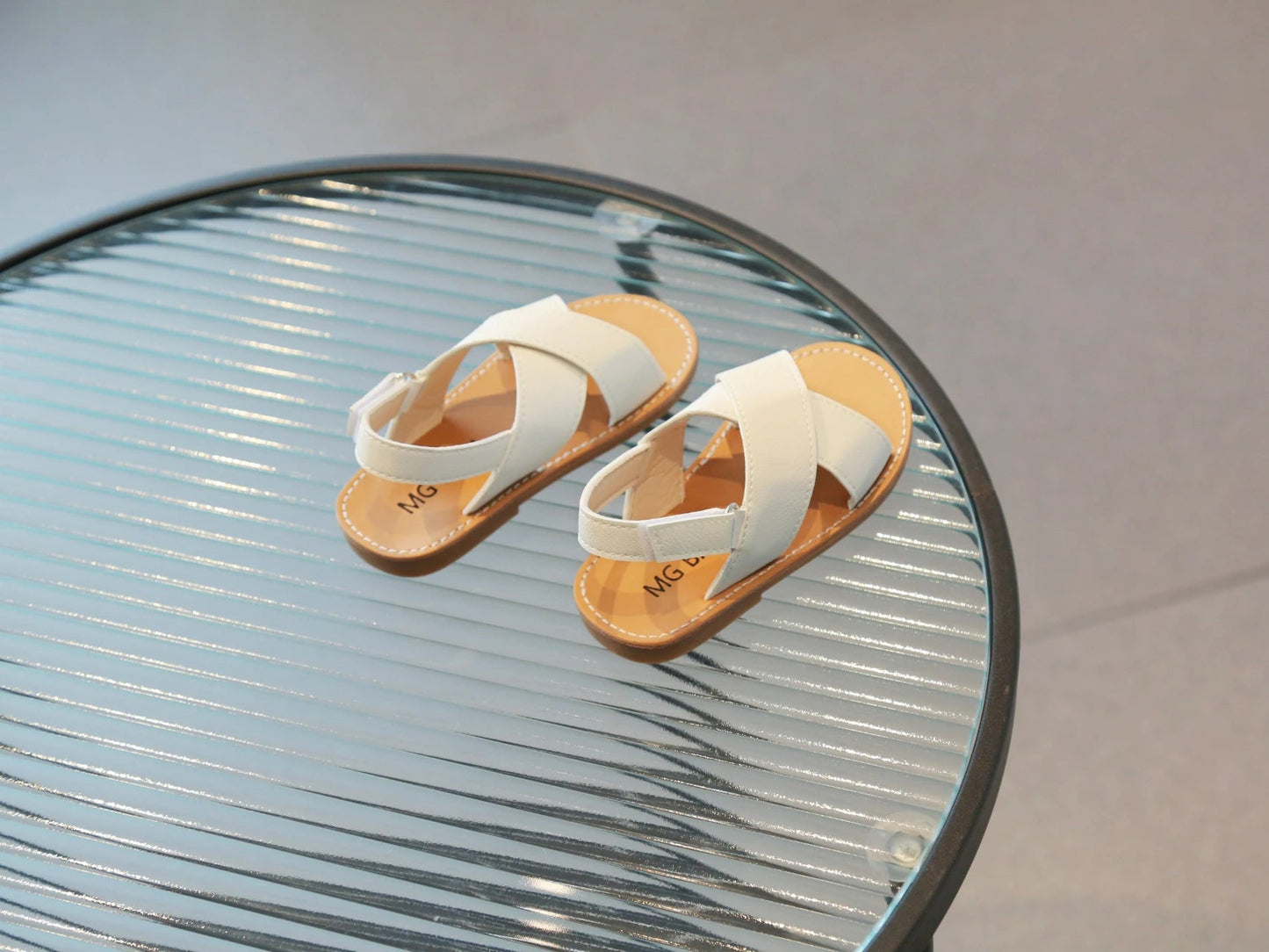 Chaussures coréennes polyvalentes pour enfants, sandales simples pour enfants, chaussures de plage à bout ouvert pour garçons et filles, document solide, mode d'été 2024 MAEJORKEN