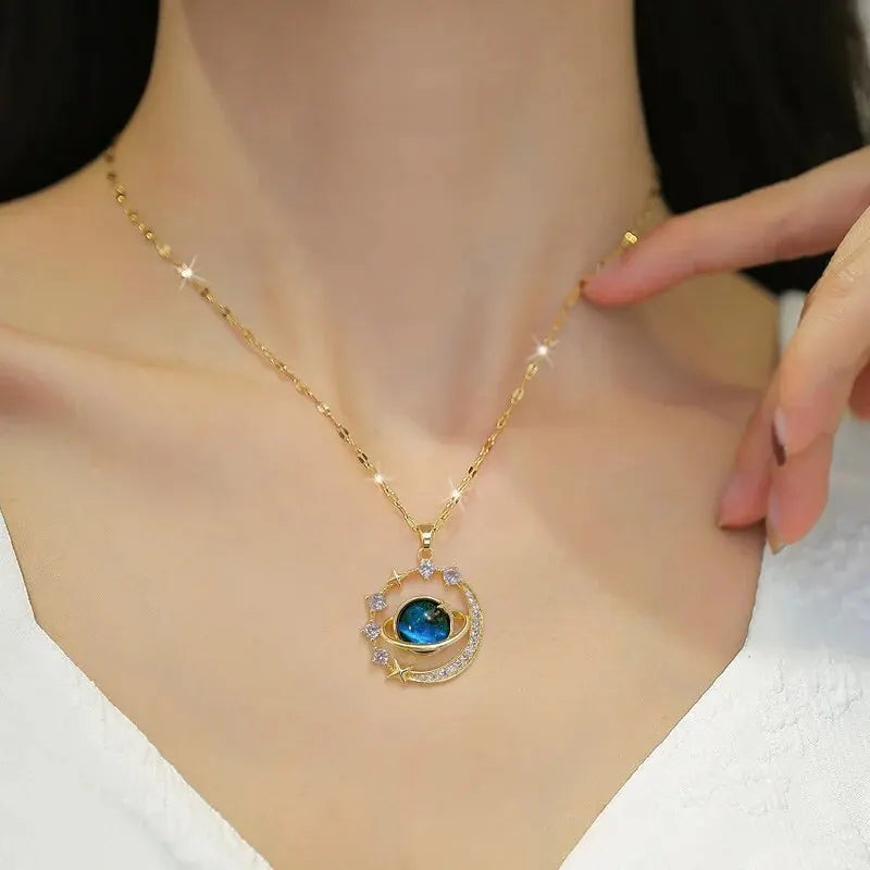 Collier de la série Star Series en acier au titane pour femme, pendentif planète lune et astronome, colliers de la présidence, cadeaux de bijoux, document doré, luxe abordable MAEJORKEN