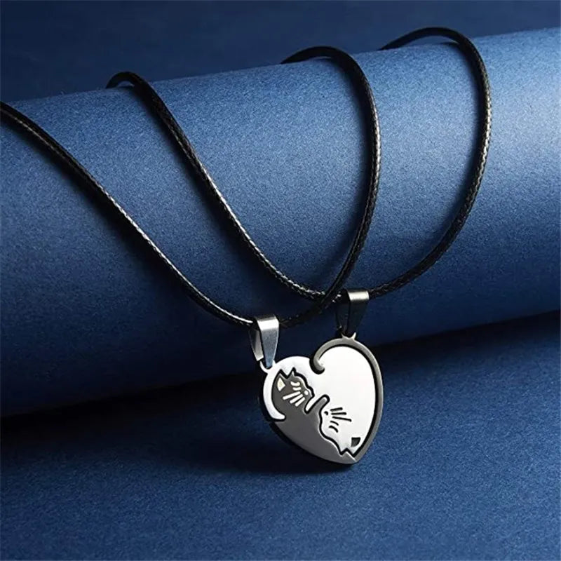 Collier de Couple en forme de cœur, pendentif chat de dessin animé mignon, couleur Simple, collier Animal noir, bijoux cadeau pour filles et garçons, vente en gros MAEJORKEN