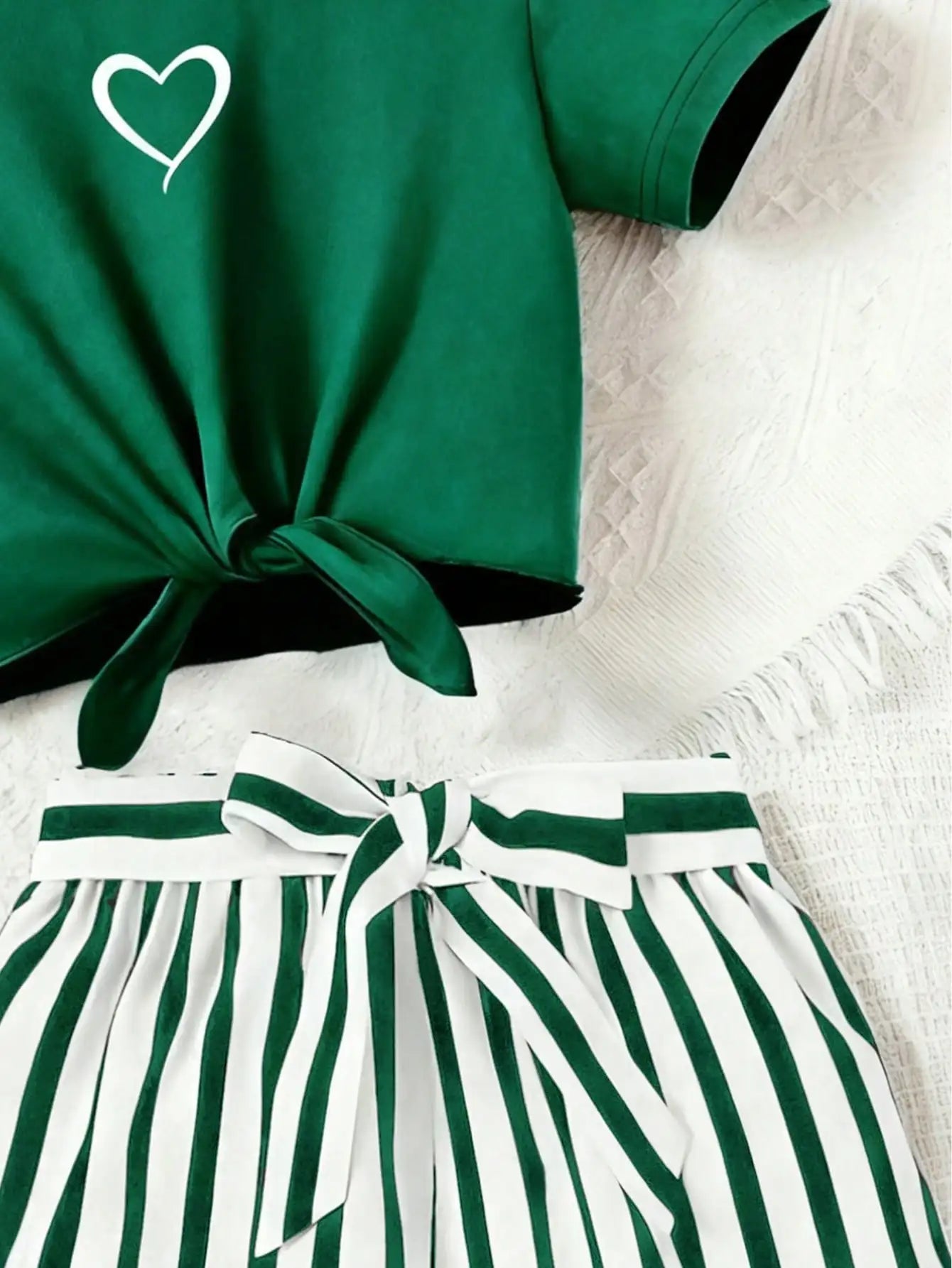 Ensemble 2 pièces décontracté pour femme : T-shirt à manches courtes imprimé cœur et short imprimé rayé, avec ceinture rayée assortie (vêtements pour enfants) MAEJORKEN