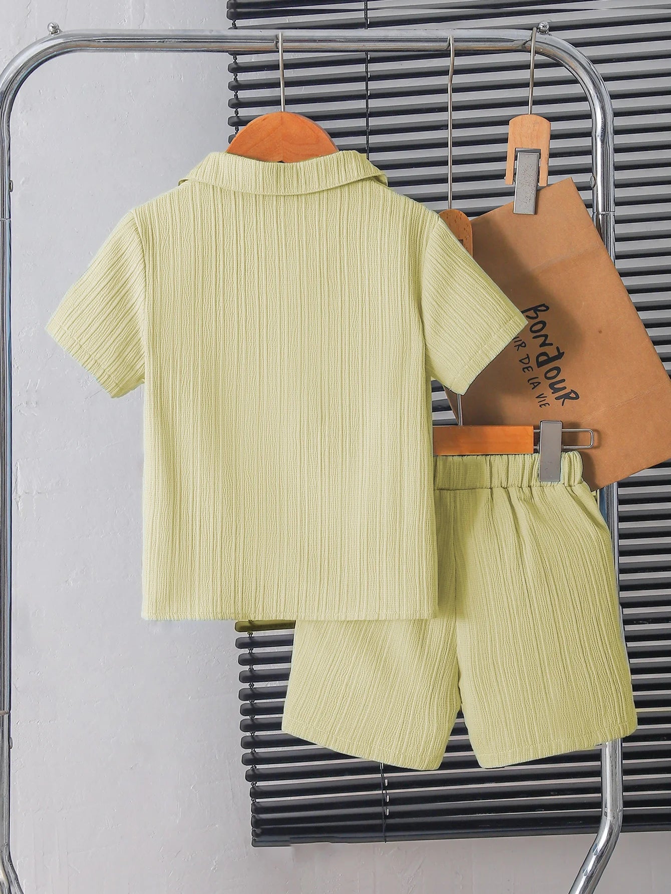 Ensemble d'été deux pièces jaune clair pour garçon, avec chemise et short à texture plissée pour enfants MAEJORKEN