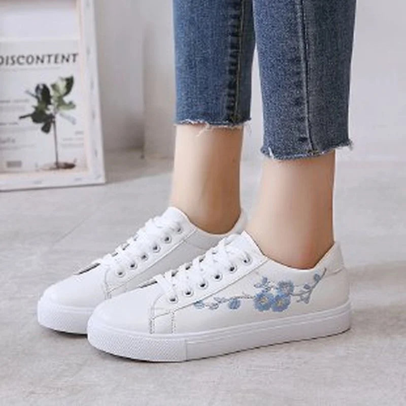 Chaussures De course blanches respirantes à lacets pour femmes, baskets décontractées à fleurs brodées, mode printemps-automne 2023 MAEJORKEN