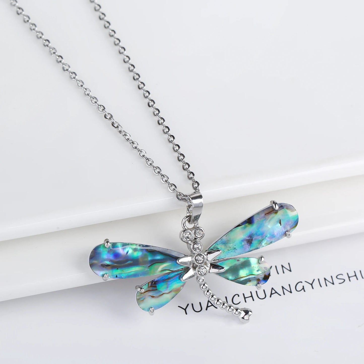 Collier pendentif en coquillage naturel pour femme, insecte, papillon, libellule, bijoux vintage personnalisés, cadeau de fête créatif, nouveau MAEJORKEN