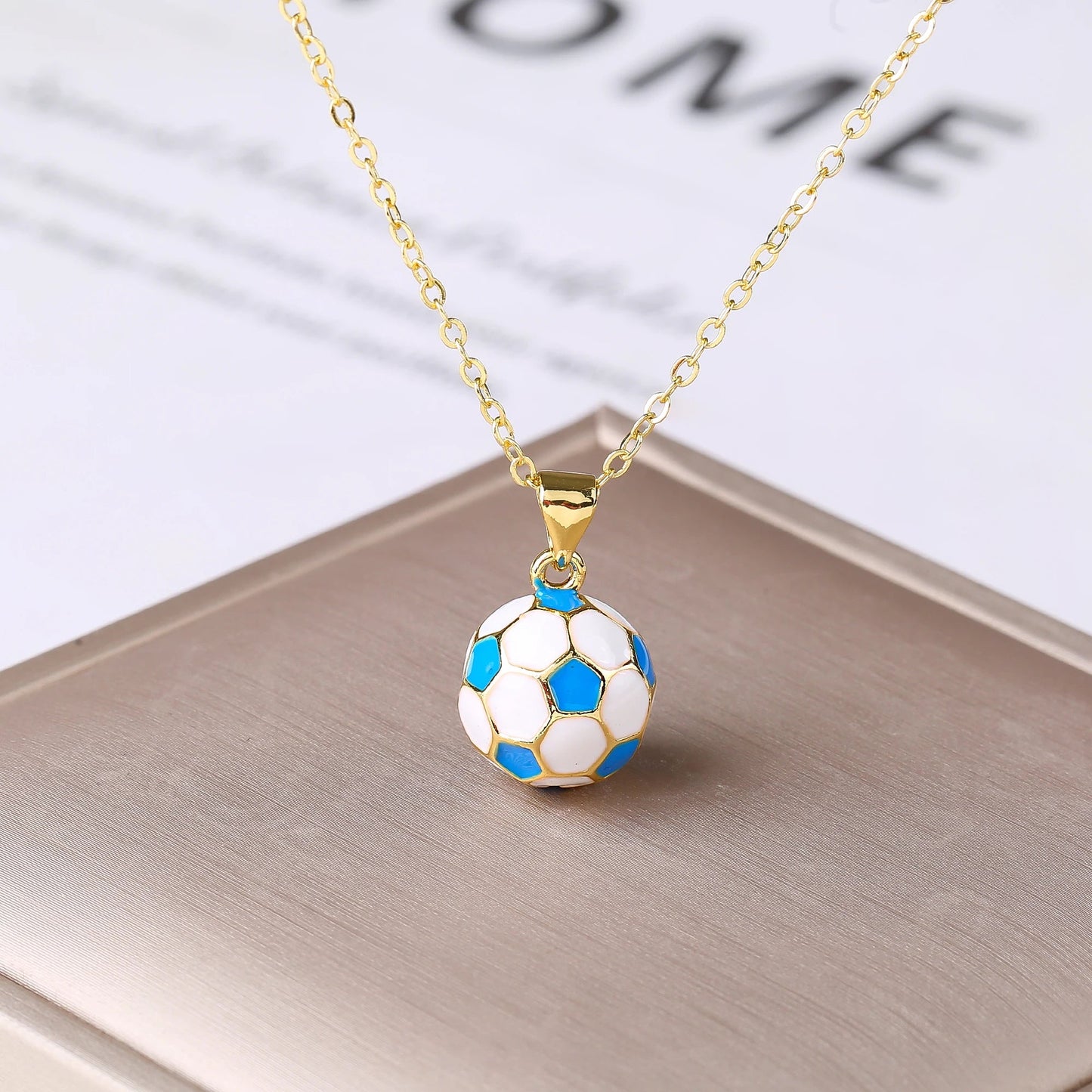 Collier de football 3D en métal émaillé, pendentif de football pour hommes et femmes, accessoires de bijoux de style sportif pour les fêtes MAEJORKEN