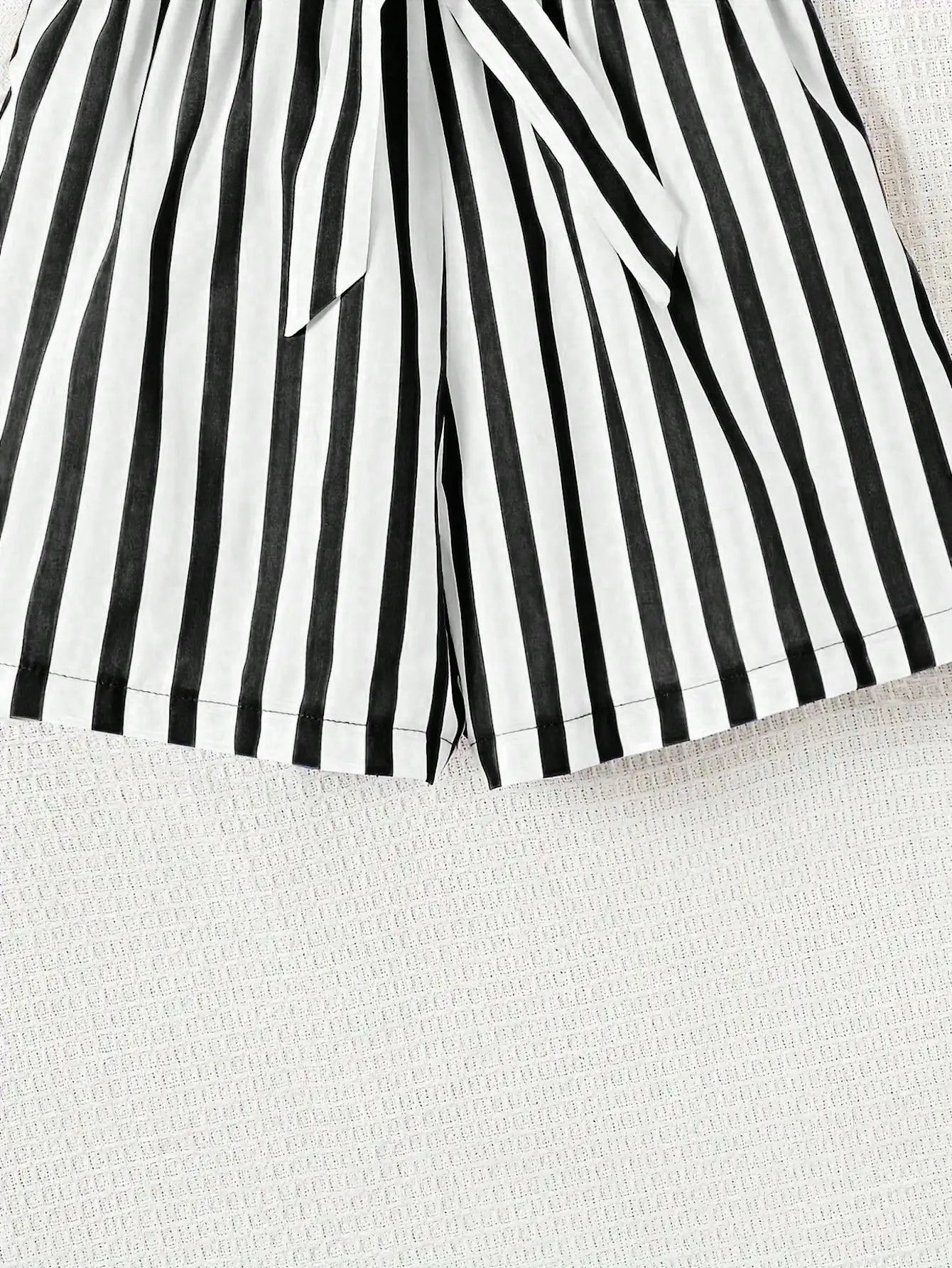 Ensemble 2 pièces décontracté pour femme : T-shirt à manches courtes imprimé cœur et short imprimé rayé, avec ceinture rayée assortie (vêtements pour enfants) MAEJORKEN