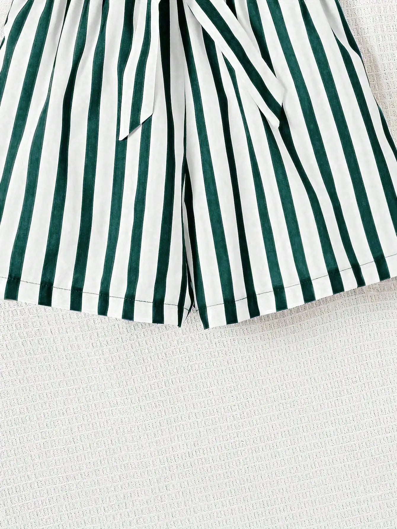 Ensemble 2 pièces décontracté pour femme : T-shirt à manches courtes imprimé cœur et short imprimé rayé, avec ceinture rayée assortie (vêtements pour enfants) MAEJORKEN