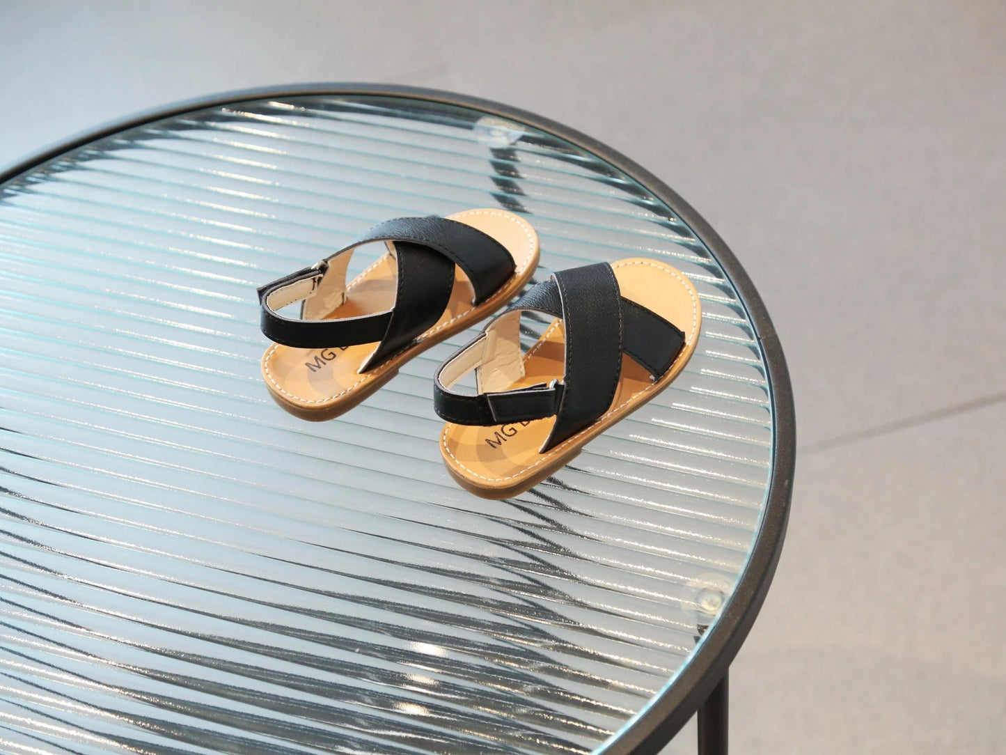 Chaussures coréennes polyvalentes pour enfants, sandales simples pour enfants, chaussures de plage à bout ouvert pour garçons et filles, document solide, mode d'été 2024 MAEJORKEN
