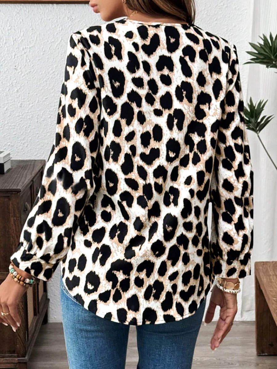Chemisier chic léopard à col en V pour femme, en satin doux, coupe ample, style décontracté, idéal pour la Saint-Valentin, printemps-été, en denim, léger et tendance pour le quotidien MAEJORKEN