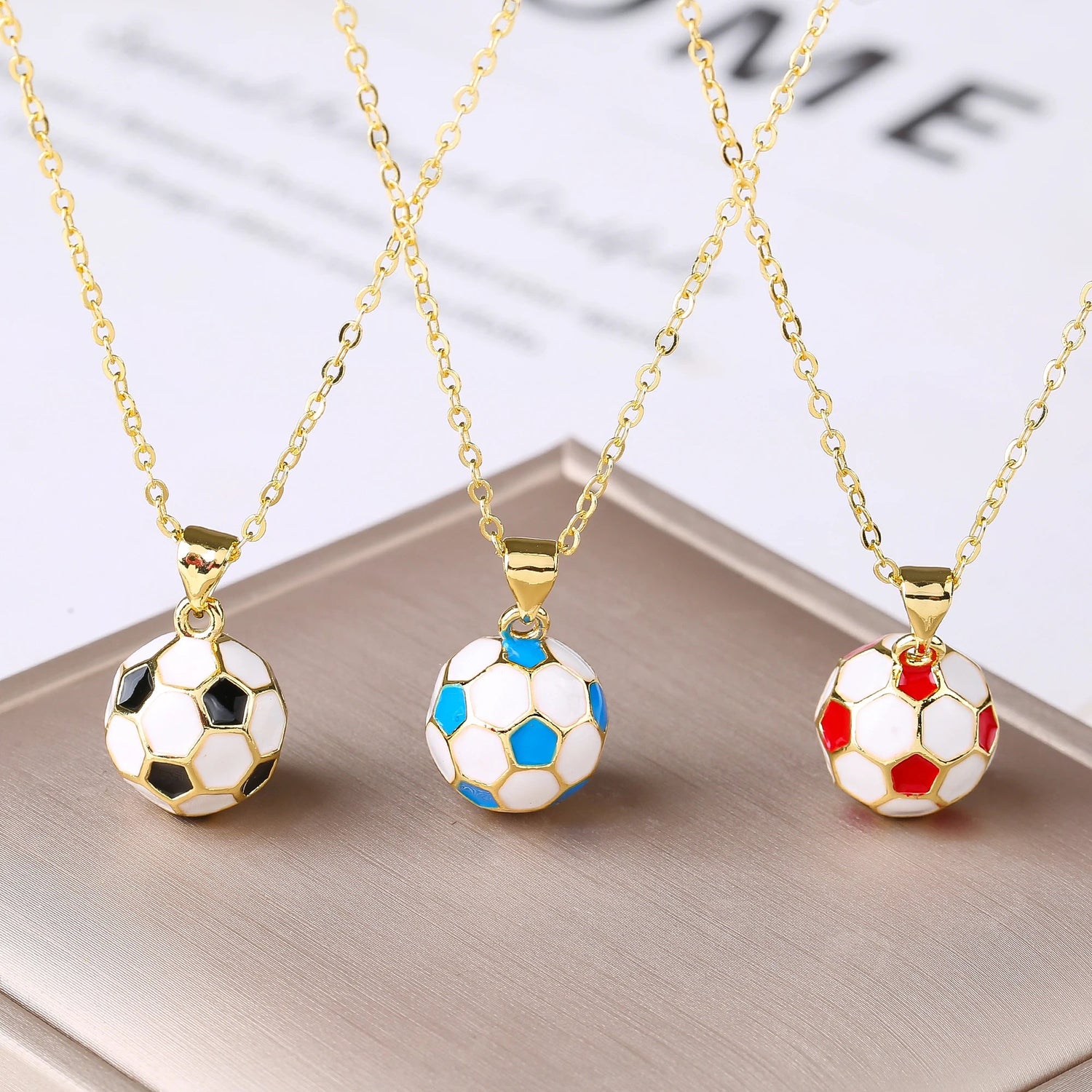 Collier de football 3D en métal émaillé, pendentif de football pour hommes et femmes, accessoires de bijoux de style sportif pour les fêtes MAEJORKEN