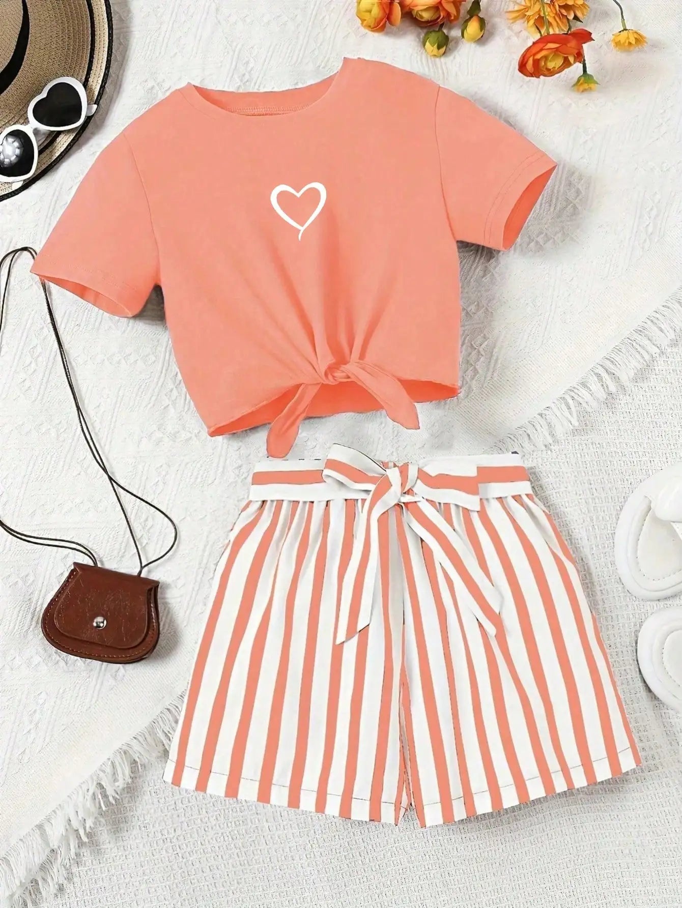 Ensemble 2 pièces décontracté pour femme : T-shirt à manches courtes imprimé cœur et short imprimé rayé, avec ceinture rayée assortie (vêtements pour enfants) MAEJORKEN