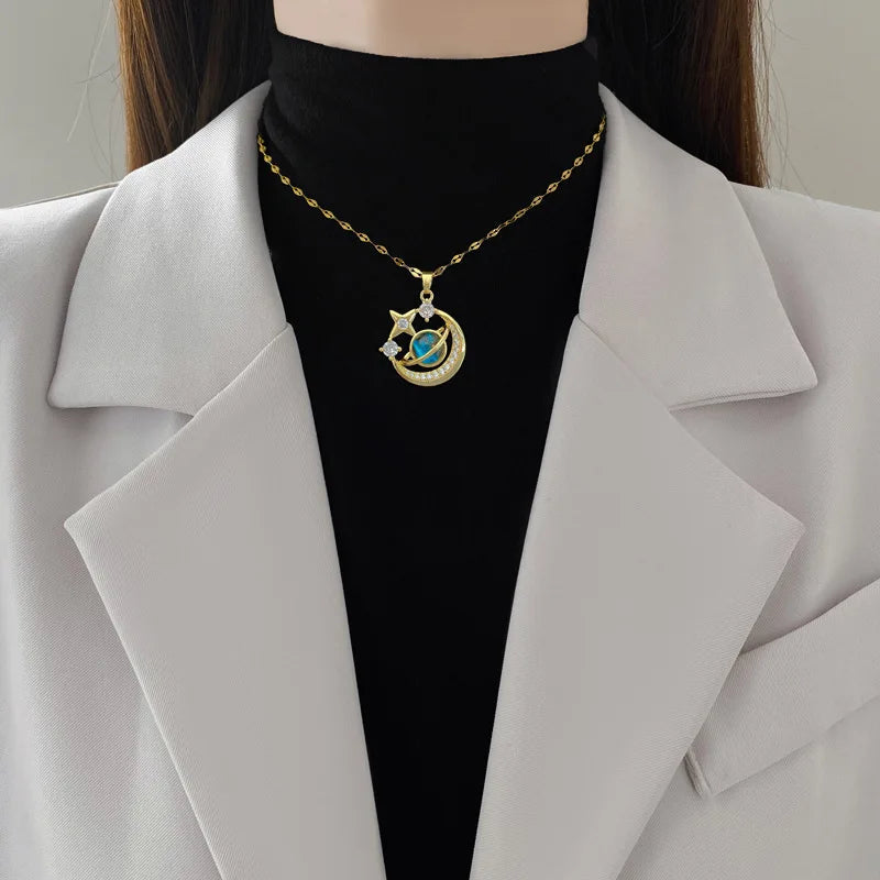 Collier de la série Star Series en acier au titane pour femme, pendentif planète lune et astronome, colliers de la présidence, cadeaux de bijoux, document doré, luxe abordable MAEJORKEN