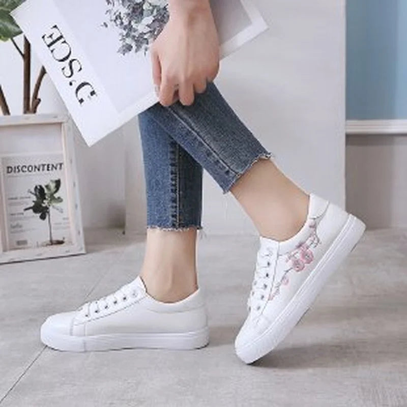 Chaussures De course blanches respirantes à lacets pour femmes, baskets décontractées à fleurs brodées, mode printemps-automne 2023 MAEJORKEN