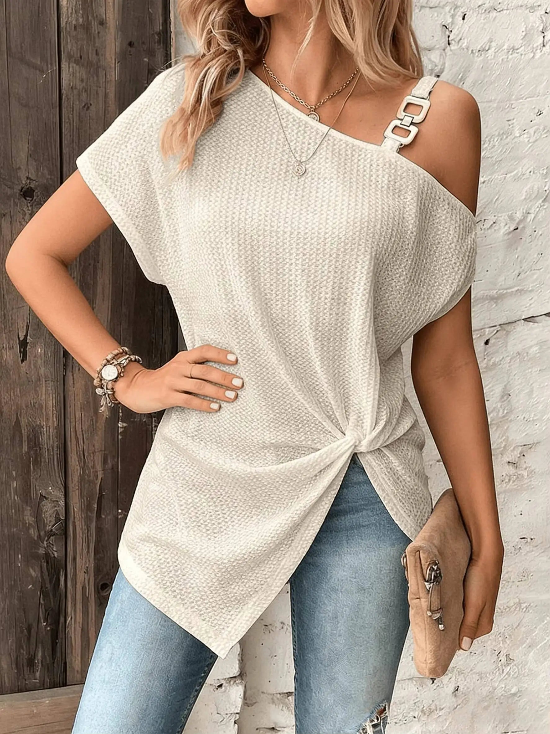 T-shirt chic et léger pour femme à col asymétrique et boucle métallique, en maille gaufrée, coupe ample, décontracté, collection Printemps-Été 2026 MAEJORKEN