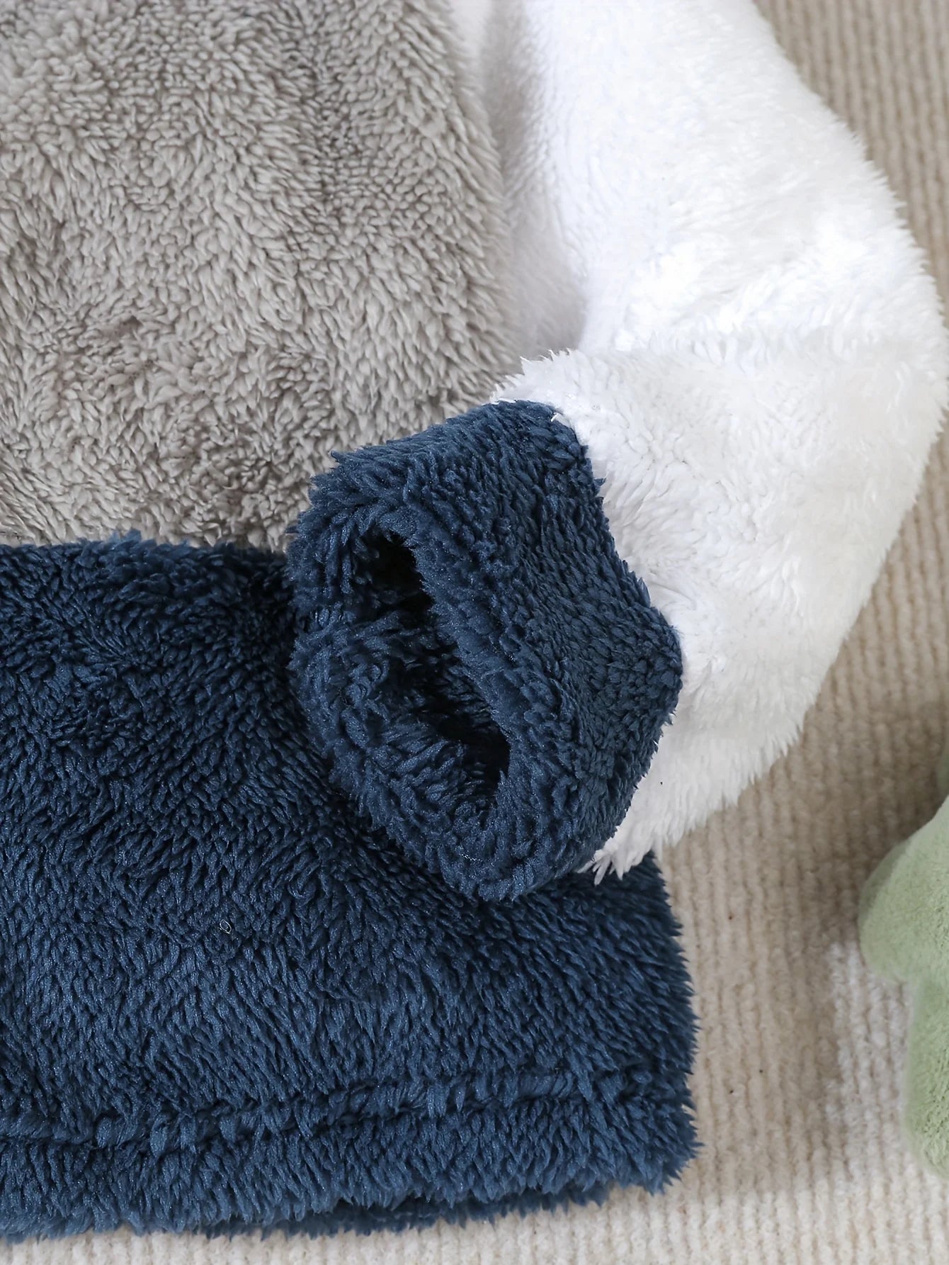 Un manteau en peluche mignon pour un bébé garçon pour garder au chaud en hiver, une jolie veste à capuche brodée de petit dinosaure bloquant les couleurs MAEJORKEN