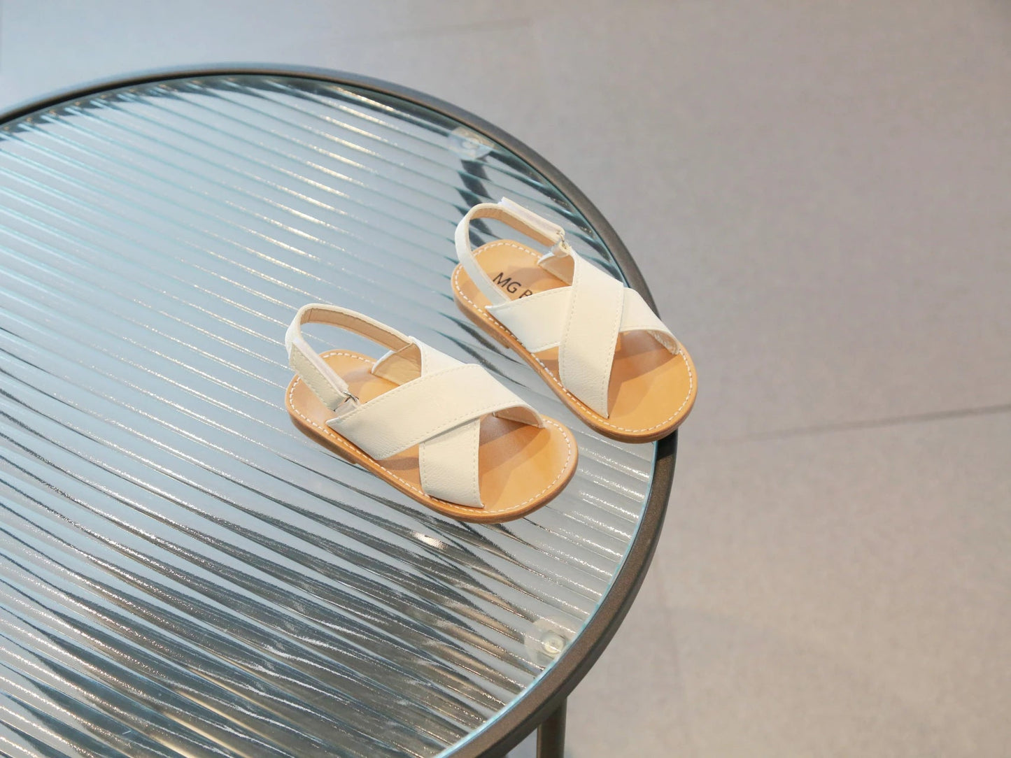 Chaussures coréennes polyvalentes pour enfants, sandales simples pour enfants, chaussures de plage à bout ouvert pour garçons et filles, document solide, mode d'été 2024 MAEJORKEN