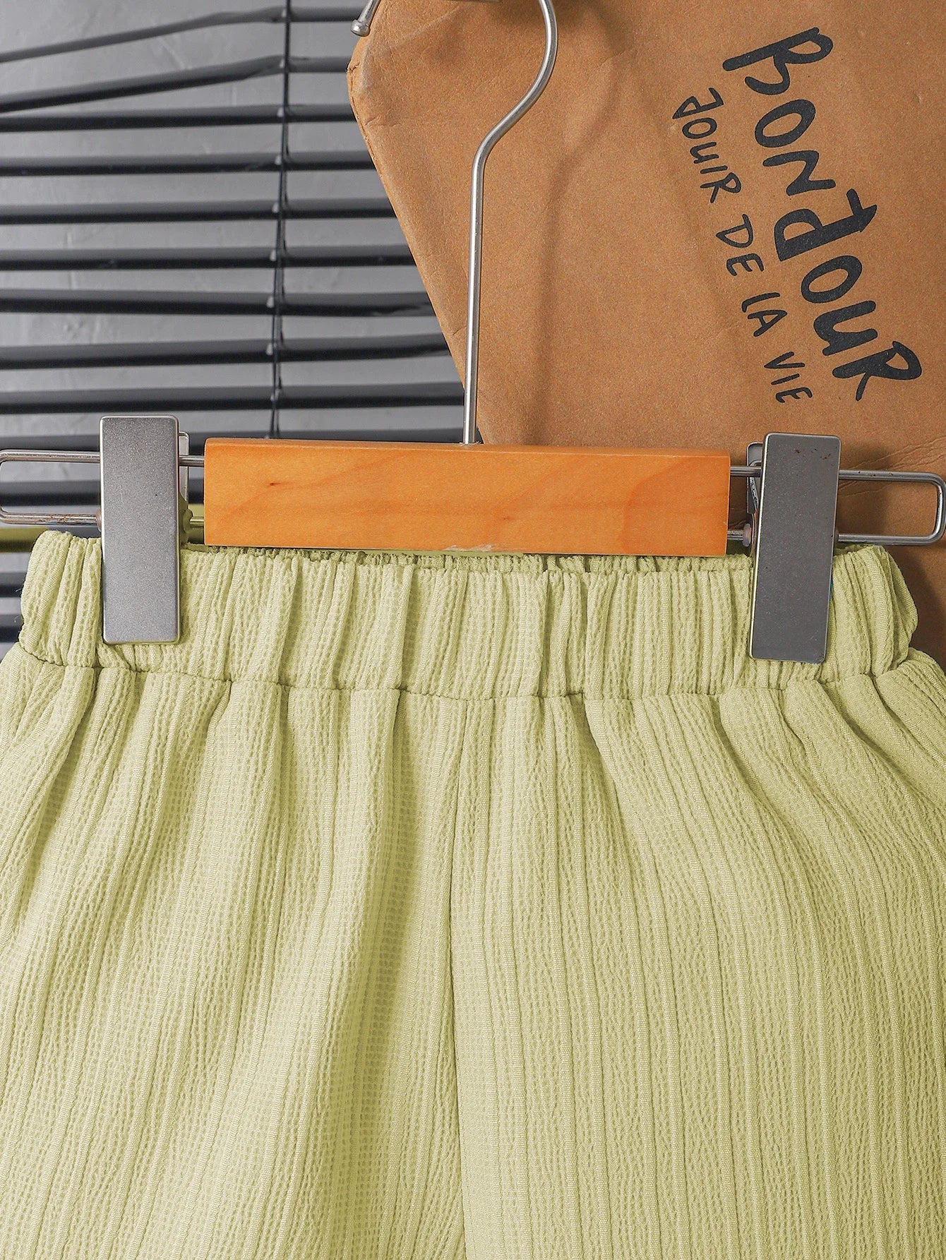 Ensemble d'été deux pièces jaune clair pour garçon, avec chemise et short à texture plissée pour enfants MAEJORKEN