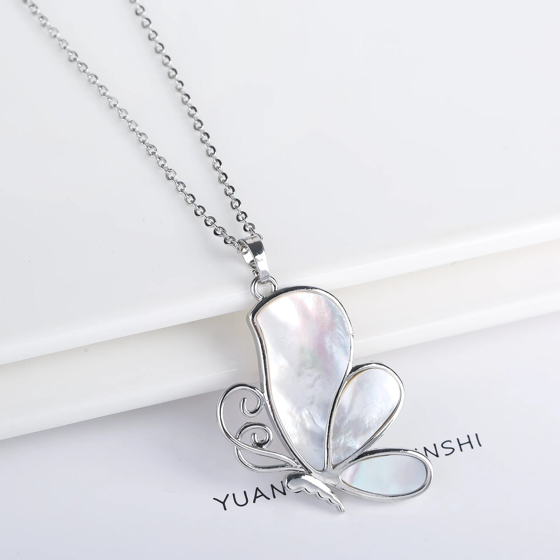 Collier pendentif en coquillage naturel pour femme, insecte, papillon, libellule, bijoux vintage personnalisés, cadeau de fête créatif, nouveau MAEJORKEN