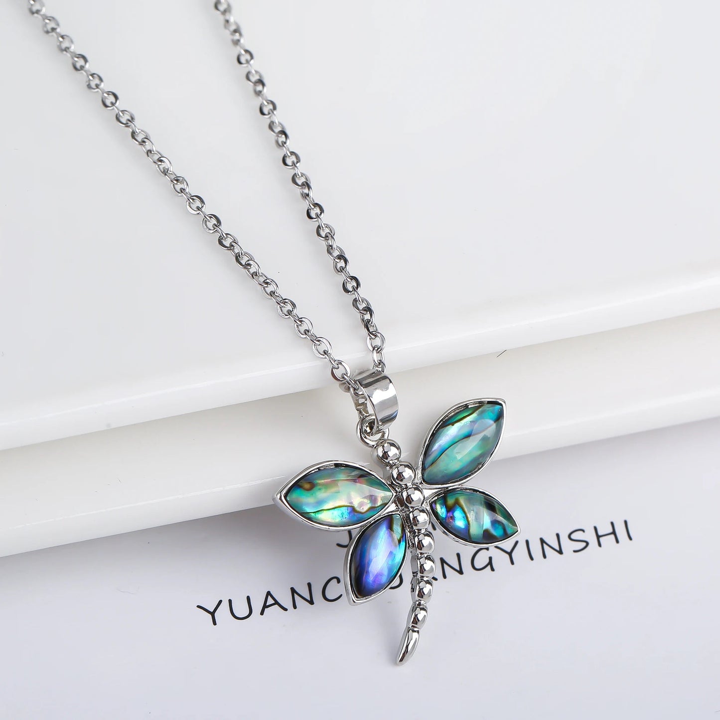 Collier pendentif en coquillage naturel pour femme, insecte, papillon, libellule, bijoux vintage personnalisés, cadeau de fête créatif, nouveau MAEJORKEN
