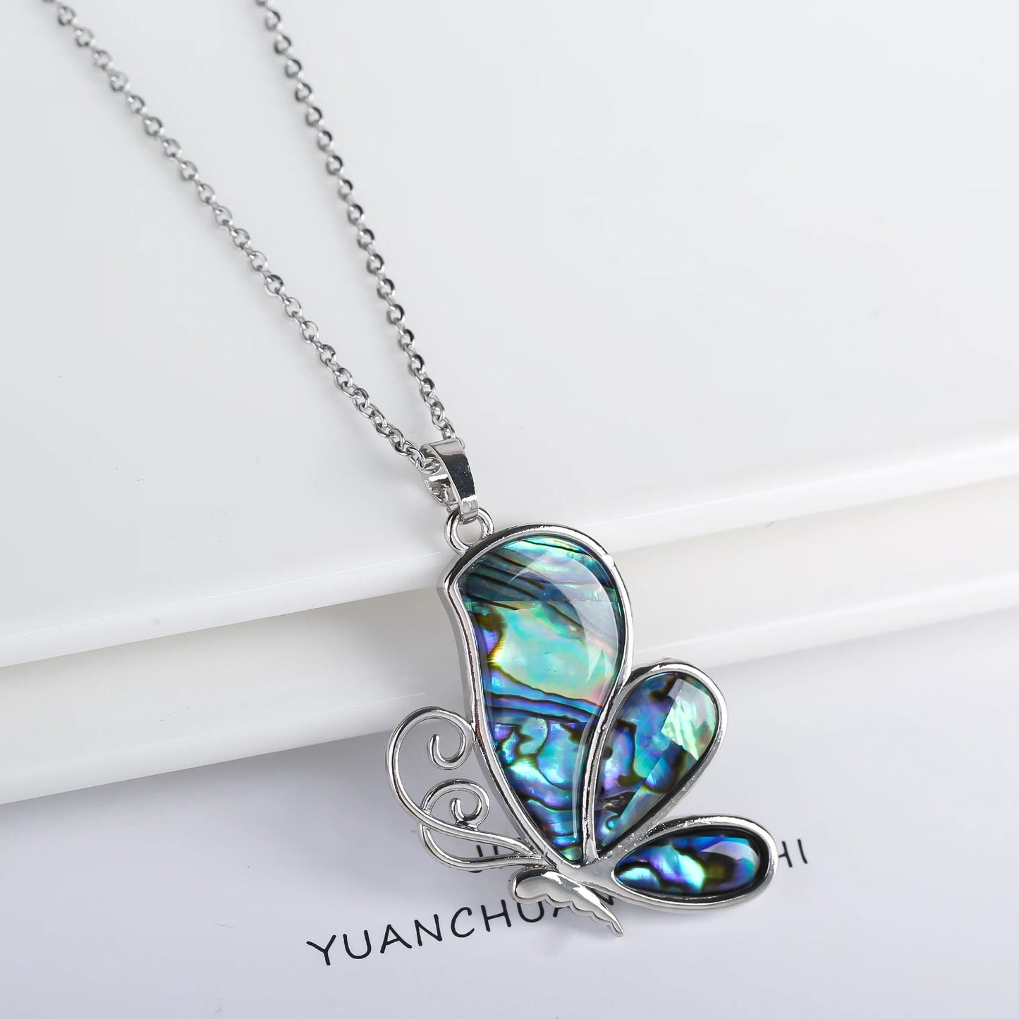 Collier pendentif en coquillage naturel pour femme, insecte, papillon, libellule, bijoux vintage personnalisés, cadeau de fête créatif, nouveau MAEJORKEN