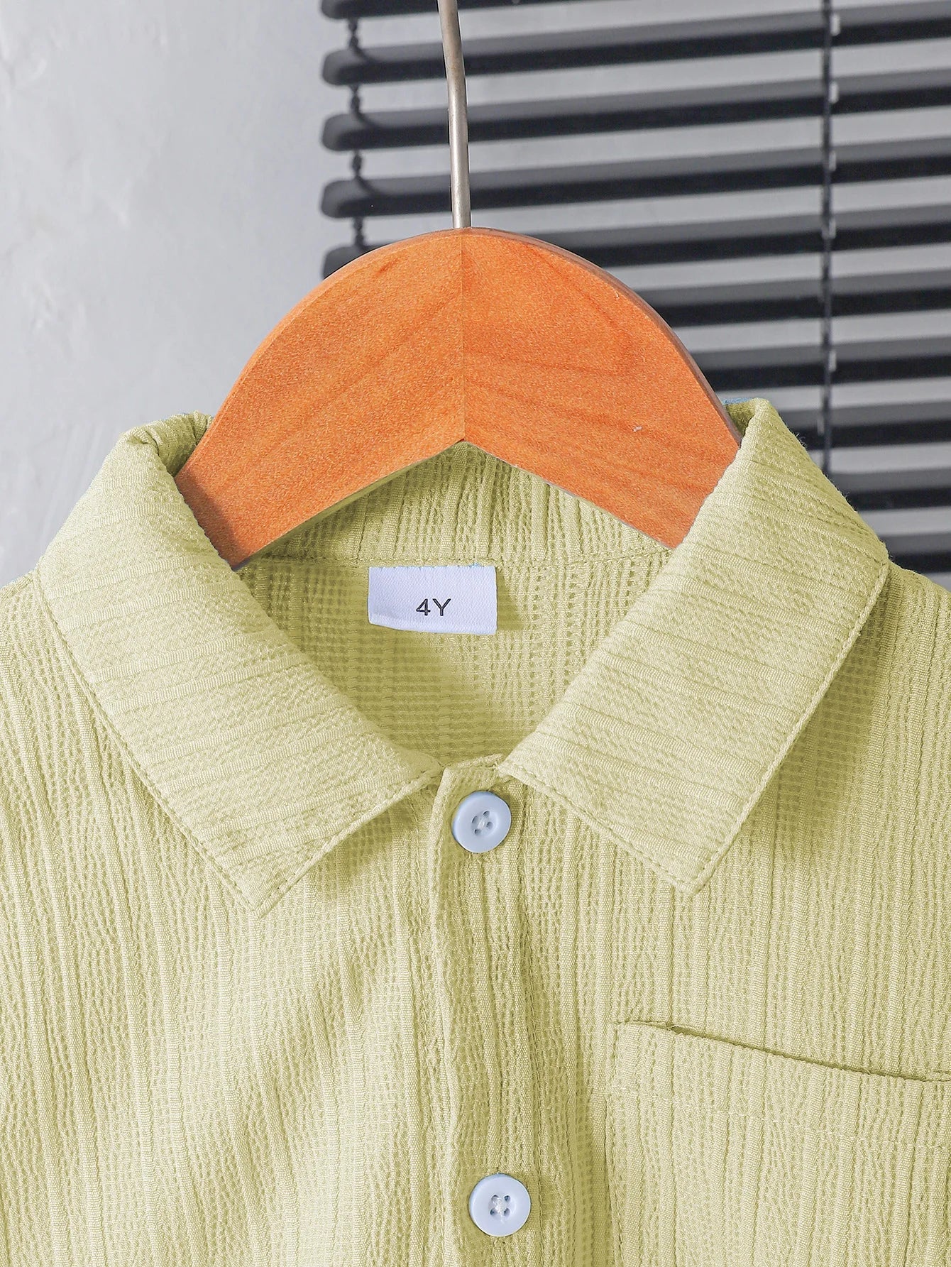 Ensemble d'été deux pièces jaune clair pour garçon, avec chemise et short à texture plissée pour enfants MAEJORKEN