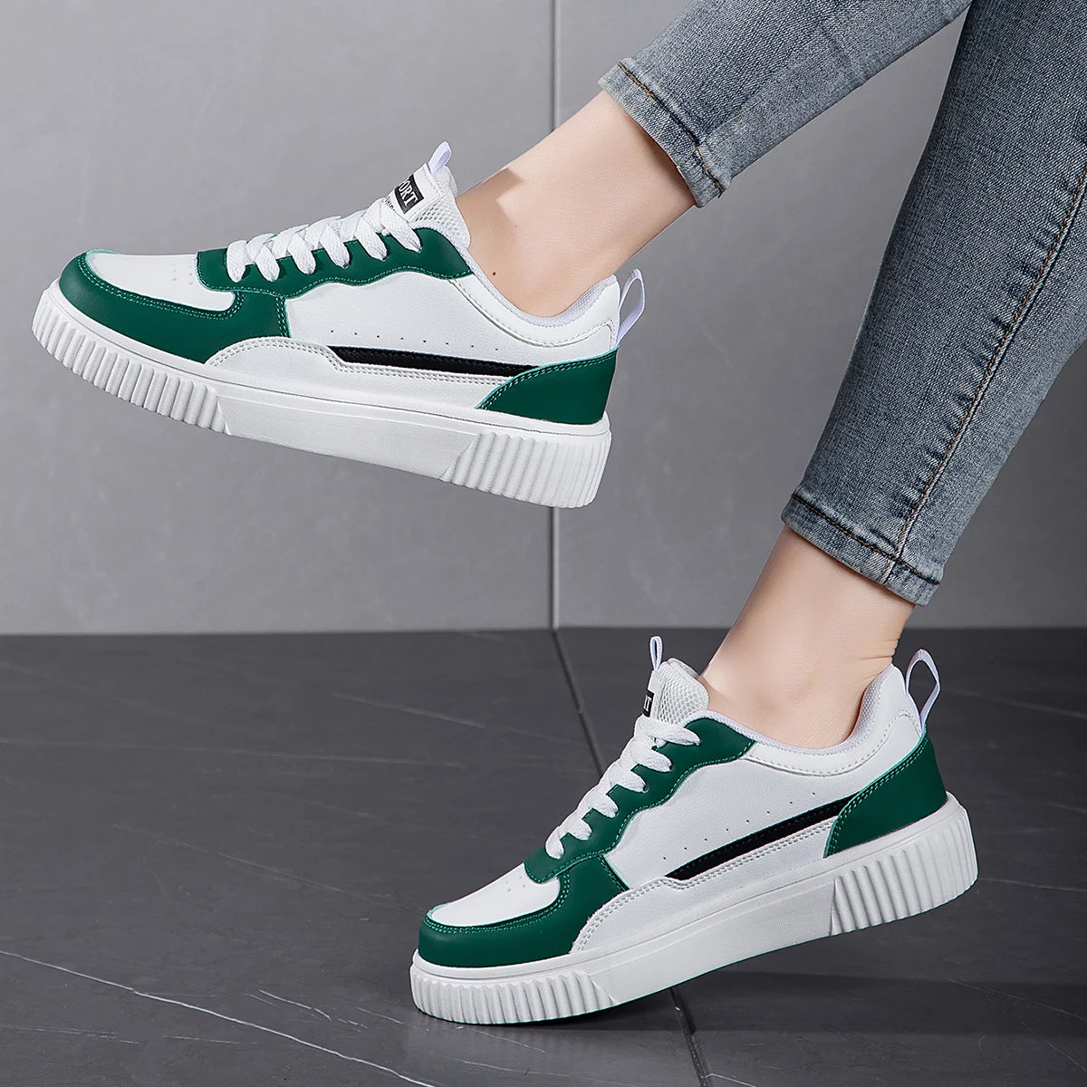 Baskets blanches décontractées et polyvalentes pour hommes, respirantes, tendance, pour adolescents, antidérapantes, à semelle épaisse, pour le sport MAEJORKEN
