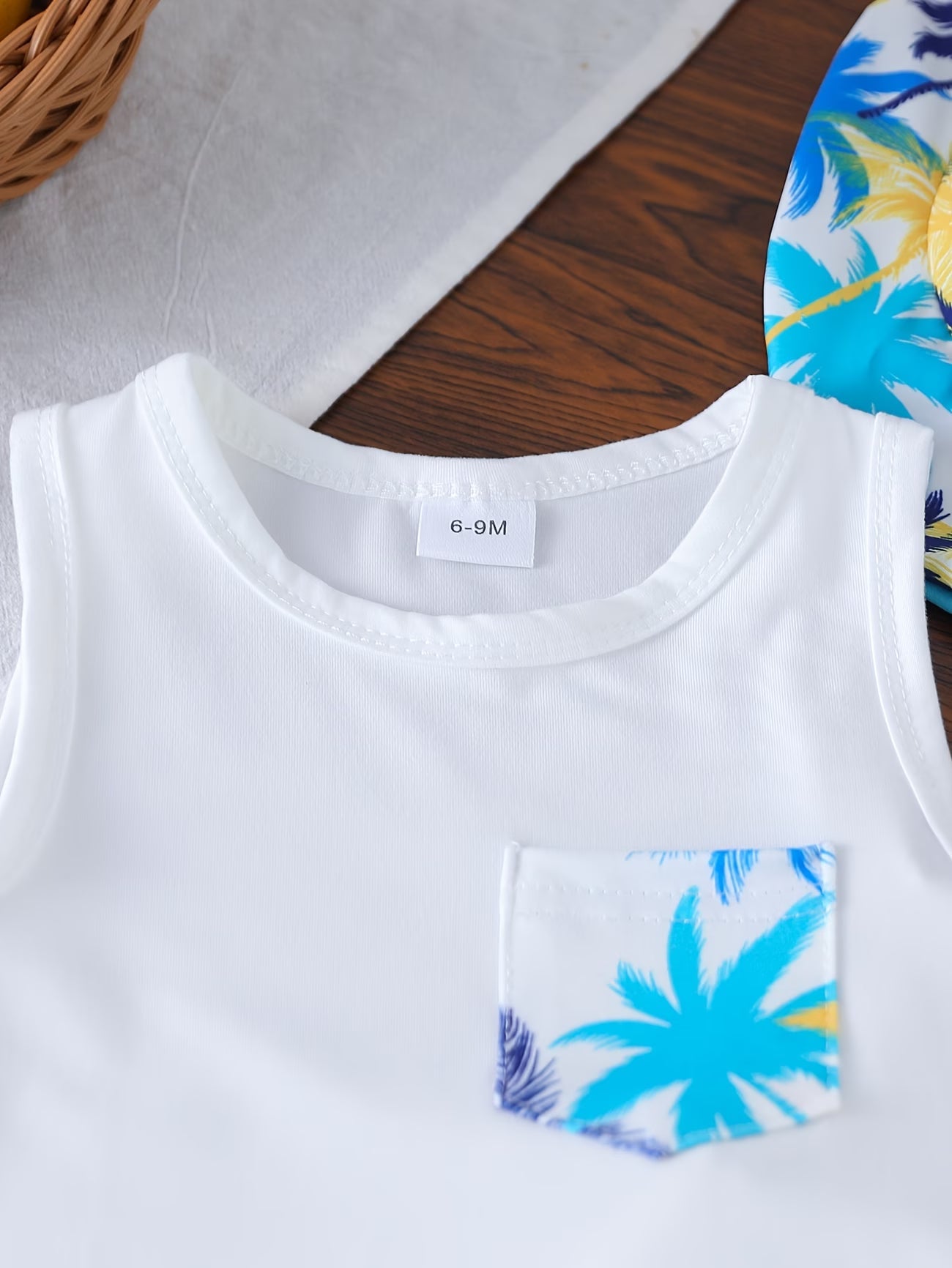 Ensemble de plage d'été pour garçon : ensemble 3 pièces comprenant un débardeur uni avec un imprimé cocotier cool et tendance et des poches à rabat, un short avec une taille élastique, et un chapeau du 6 mois au 3 ans MAEJORKEN