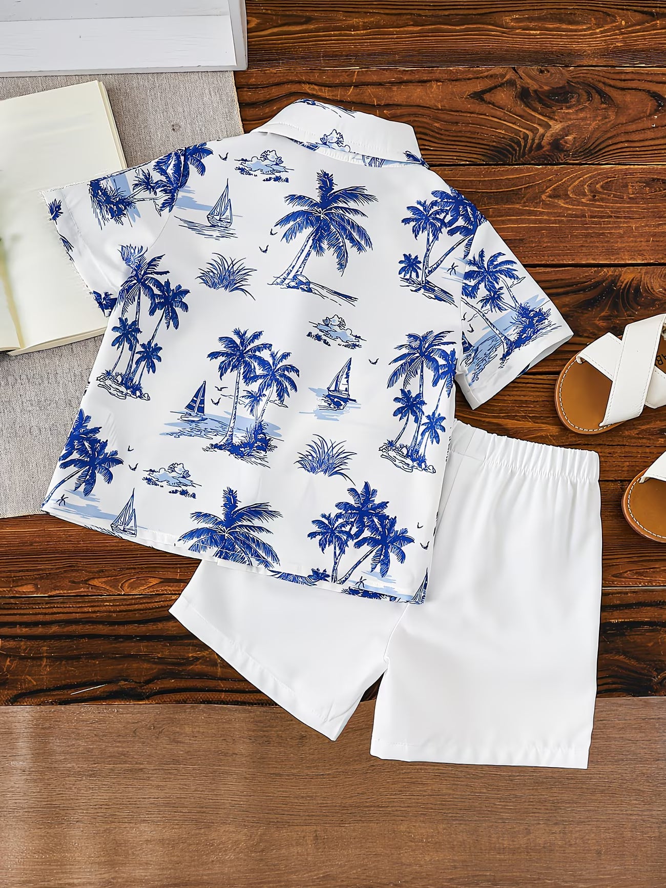 Ensemble Nautique Bleu et Blanc pour Garçons : Chemise Blanche avec Imprimé Cocotier Bleu, Chemise à Manches Courtes Motif Voilier, Shorts Blanc Pur du 6 mois au 3 ans MAEJORKEN