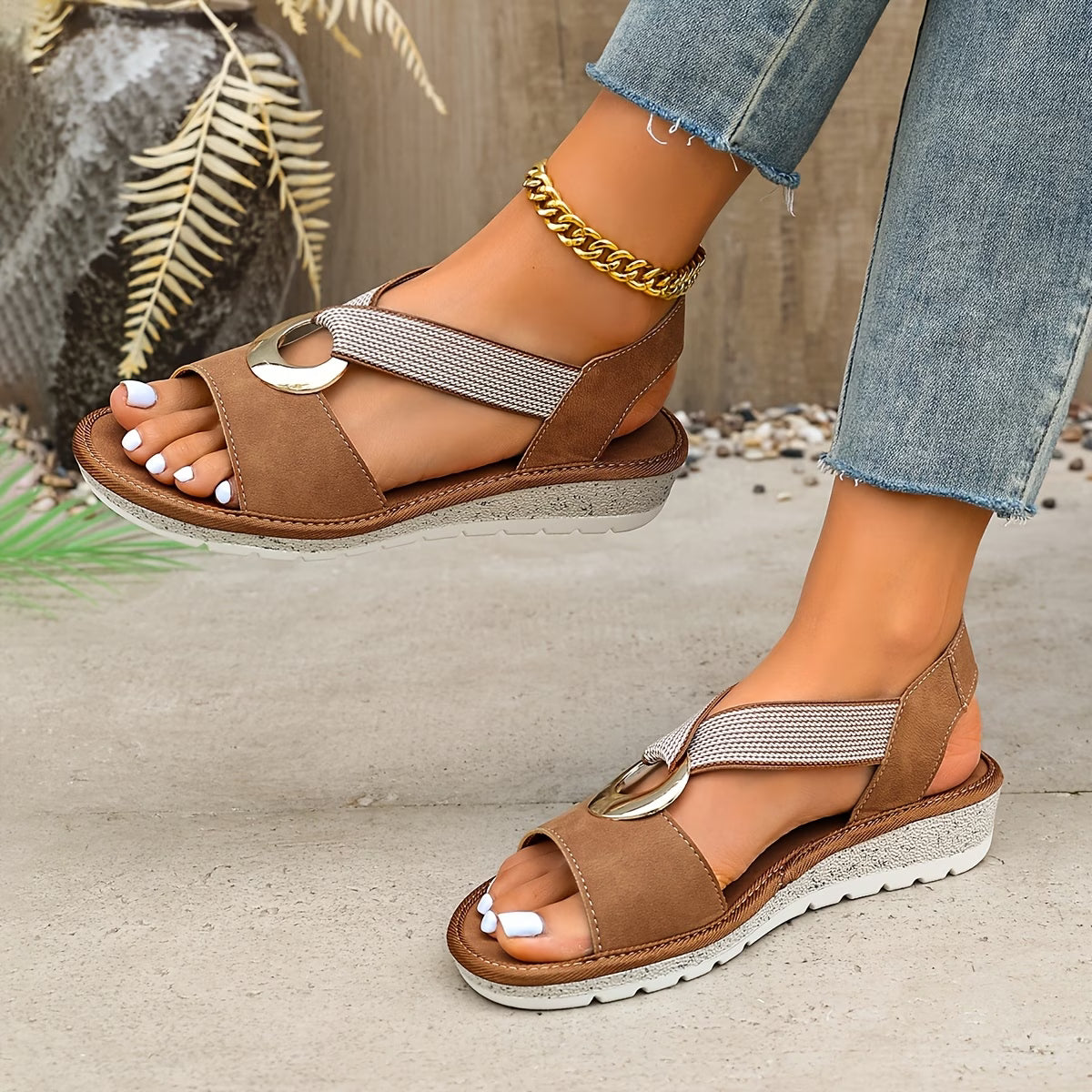 Sandales Plates pour Femmes, Légères et Polyvalentes avec Détails de Boucle Métallique et Design à Bride Unique, Chaussures d'Été Antidérapantes à Semelle Épaisse et Bout Ouvert  du 35, au 41,5 MAEJORKEN