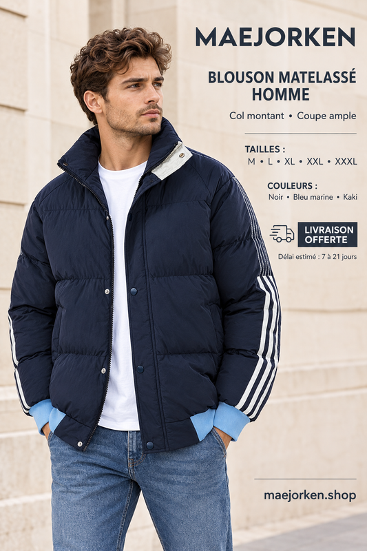 Mannequin portant le blouson bleu marine à col montant sur fond urbain clair, tailles M à XXXL, couleurs noir, bleu marine et kaki, livraison offerte, délai estimé de 7 à 21 jours.