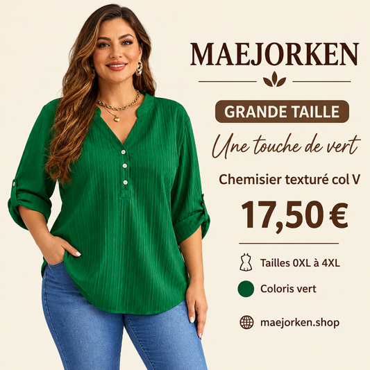 Mannequin portant le chemisier vert texturé à col V MAEJORKEN, tailles 0XL à 4XL, prix 17,50 €.