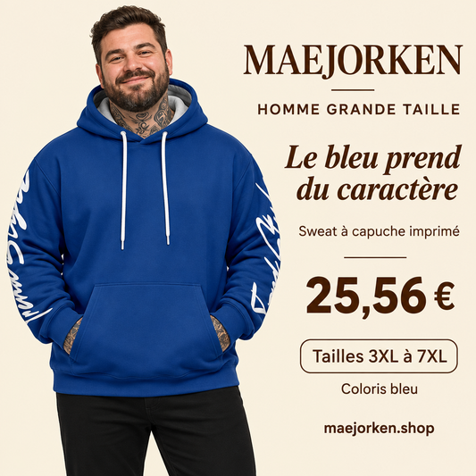 Mannequin homme grande taille portant le sweat bleu à capuche et manches imprimées blanches, du 3XL au 7XL, à 25,56 €.