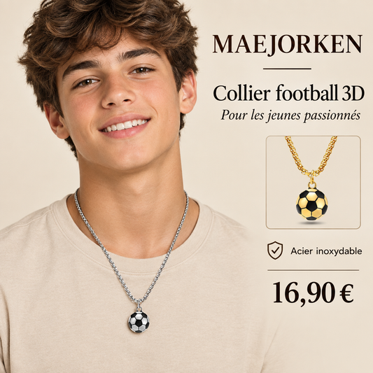 Collier football 3D MAEJORKEN porté par un mannequin adolescent, à 16,90 €