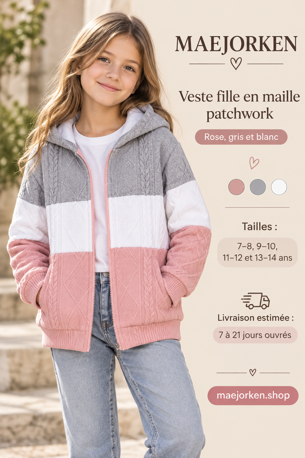 Veste fille à capuche en maille torsadée rose gris blanc portée par une enfant, quatre tailles de 7 à 14 ans.