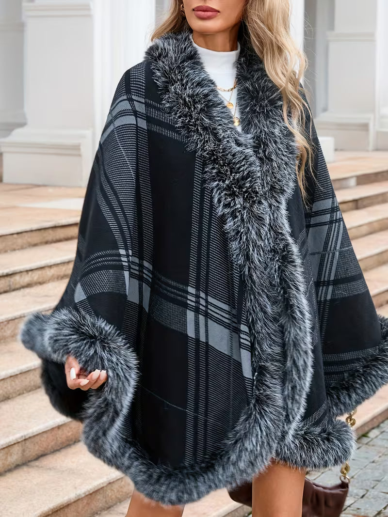 Cape femme gris foncé à carreaux et bordures effet fourrure, portée de face. 