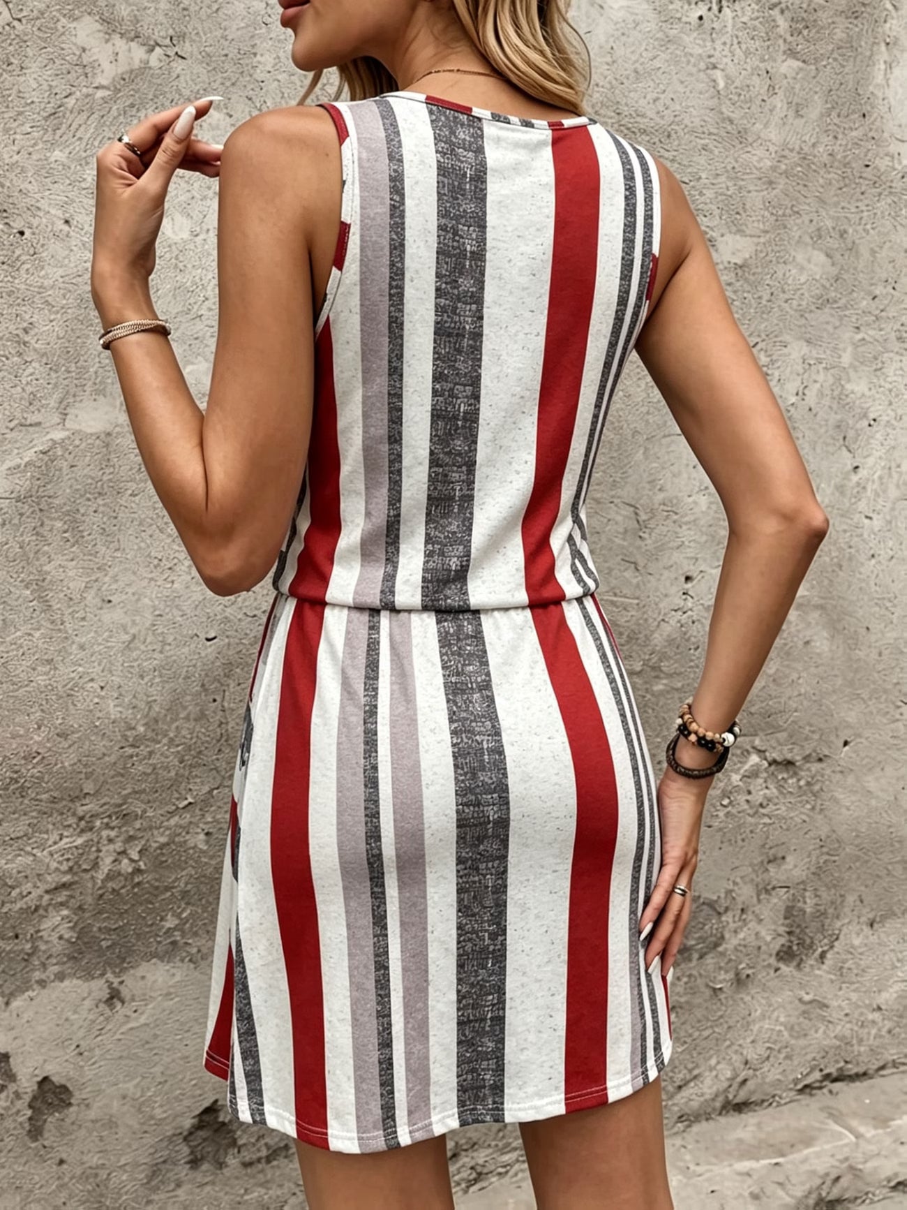 Robe d'été 2026 à imprimé rayé rouge, blanc et gris, sans manches, à col rond large, à cordon de serrage à la taille, robe décontractée de plage pour les vacances, cintrée à la taille et moulante aux hanches du S au 2XL MAEJORKEN